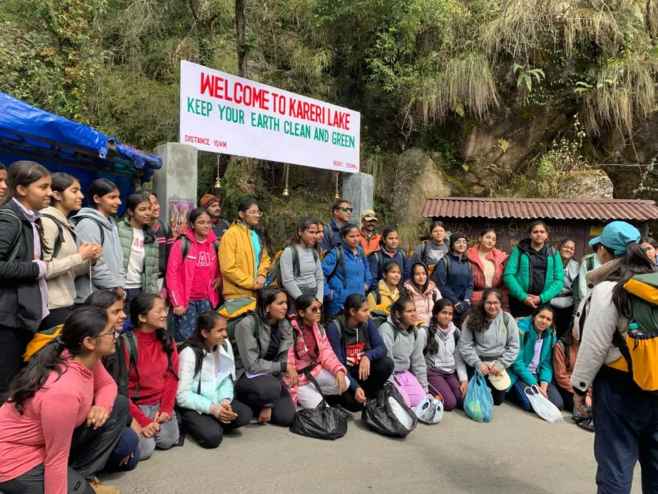 A college group at the start of the Kareri Lake trail